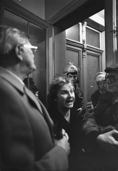 Daniel Cohn-Bendit bei einem Räumungsversuch des besetzten Altbaus Niedenau 51 im Frankfurter Westend 1978 _ Bild Barbara Klemm