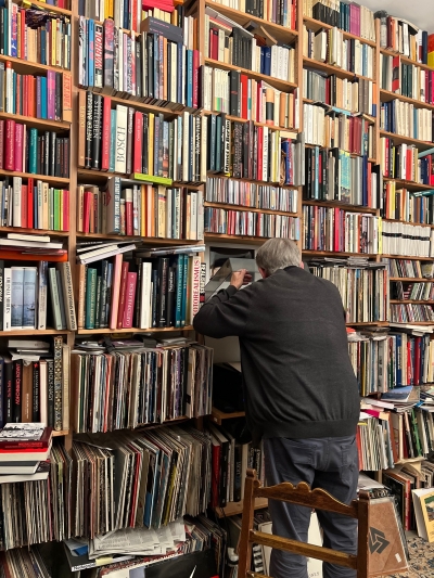 K Ronneberger vor Regal